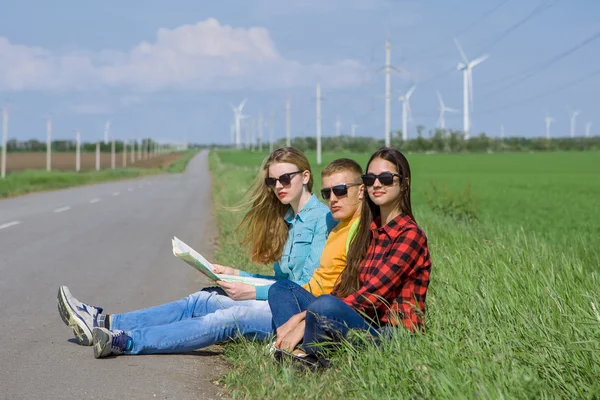 Young hipster friends travel on road — Stock Photo, Image