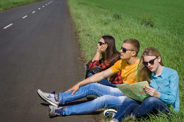 Young hipster friends travel on road — Stock Photo, Image