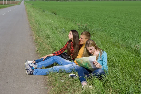 Young hipster friends travel on road — Stock Photo, Image