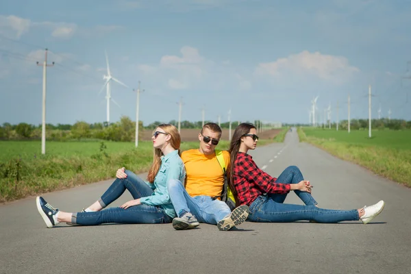 Junge Hipster-Freunde sind unterwegs — Stockfoto