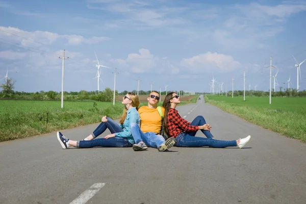 Jovens amigos hipster viajam na estrada — Fotografia de Stock