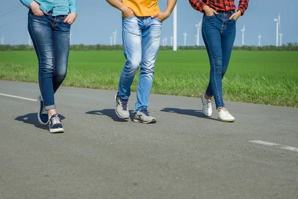 Jonge hipster vrienden reizen op weg — Stockfoto