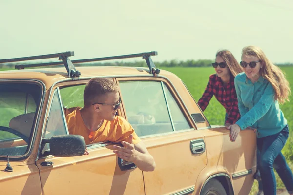 Unga hipster vänner på roadtrip på en bil — Stockfoto