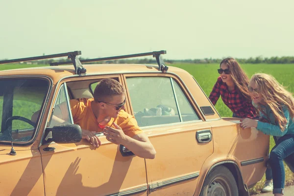 Unga hipster vänner på roadtrip på en bil — Stockfoto