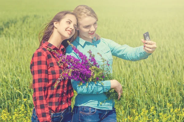 Amis faisant selfie — Photo