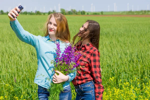 Vrienden maken selfie — Stockfoto