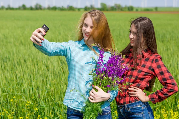 Vrienden maken selfie — Stockfoto