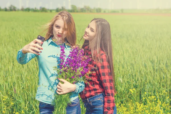 Vrienden maken selfie — Stockfoto