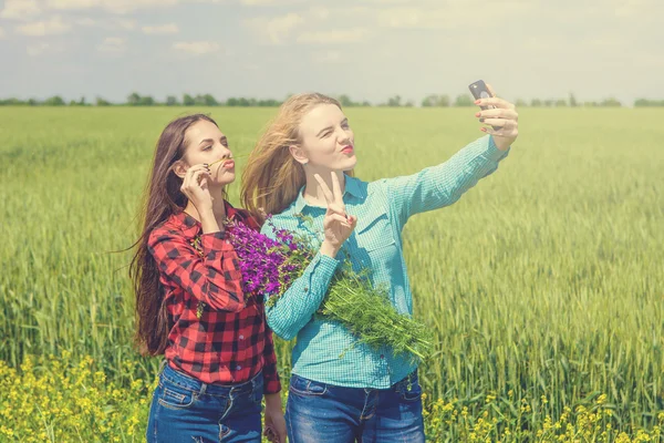 Přátelé dělají selfie — Stock fotografie