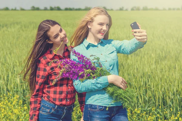 Vrienden maken selfie — Stockfoto