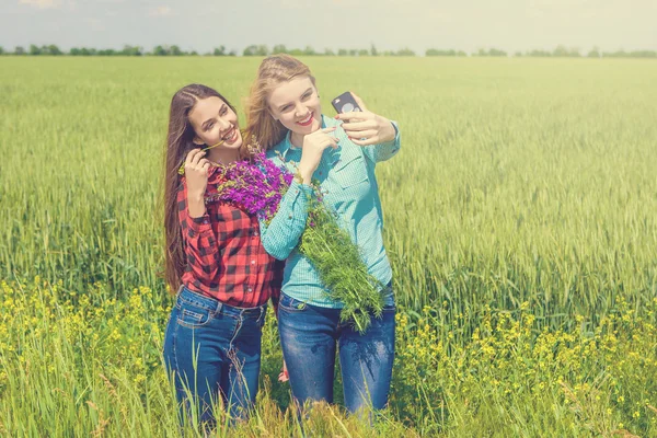 Друзі, роблячи selfie — стокове фото