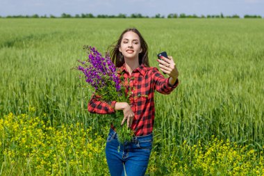 Genç kız selfie yapma