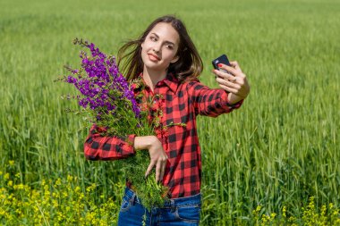 Genç kız selfie yapma