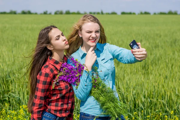 Arkadaşlar selfie çekiyor. — Stok fotoğraf