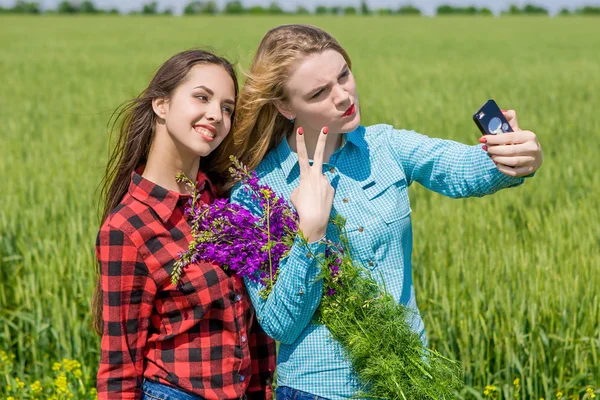 Arkadaşlar selfie çekiyor. — Stok fotoğraf