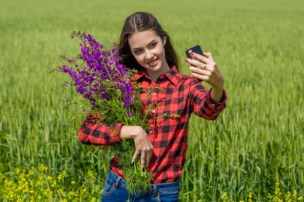 Young girl making selfie — Stock Photo, Image