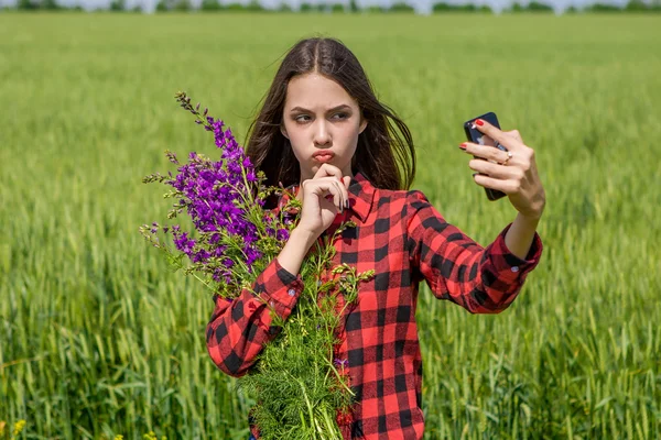 Mladá dívka, takže selfie — Stock fotografie