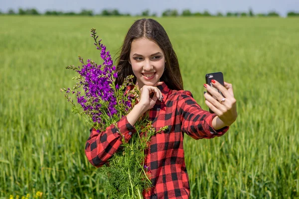 Mladá dívka, takže selfie — Stock fotografie