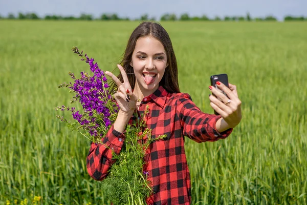 Giovane ragazza fare selfie — Foto Stock