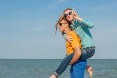 Mutlu genç neşeli erkek ve kız