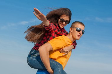 Mutlu genç neşeli erkek ve kız