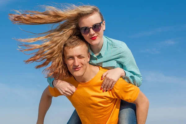 Jovem feliz alegre cara e menina — Fotografia de Stock