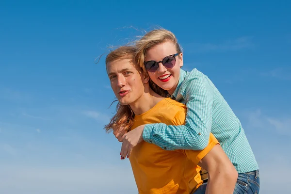 Felice giovane ragazzo gioioso e ragazza — Foto Stock