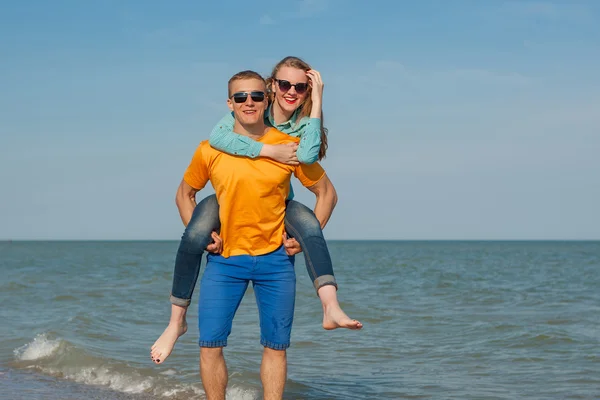 Jovem feliz alegre cara e menina — Fotografia de Stock