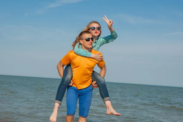 Jovem feliz alegre cara e menina — Fotografia de Stock