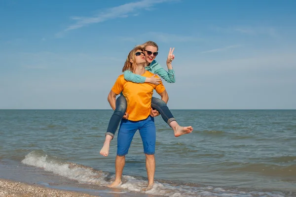 Jovem feliz alegre cara e menina — Fotografia de Stock