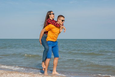 Mutlu genç neşeli erkek ve kız