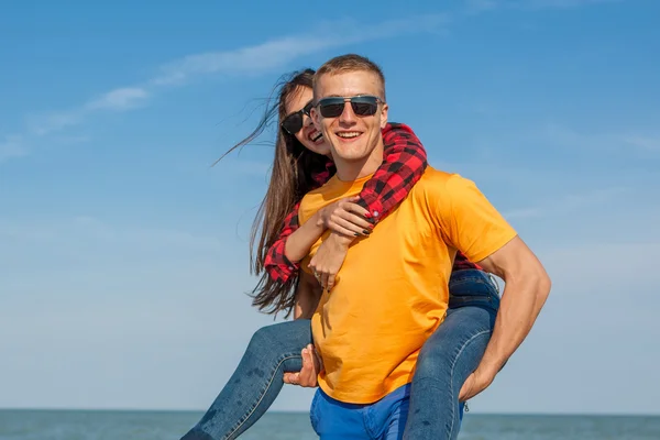 Jovem feliz alegre cara e menina — Fotografia de Stock