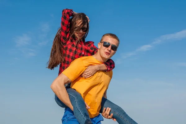 Jovem feliz alegre cara e menina — Fotografia de Stock