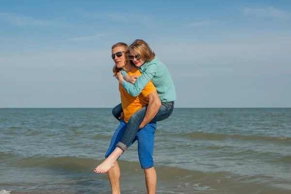 Jovem feliz alegre cara e menina — Fotografia de Stock