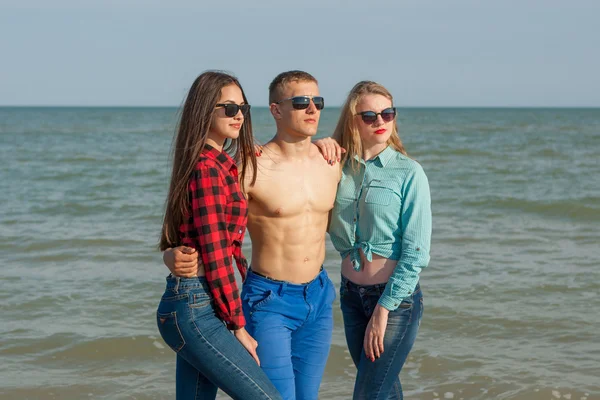 Felice giovane ragazzo gioioso e ragazze — Foto Stock