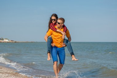 Mutlu genç neşeli erkek ve kız