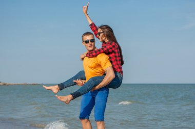 Mutlu genç neşeli erkek ve kız