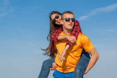 Mutlu genç neşeli erkek ve kız