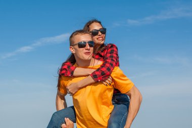 Mutlu genç neşeli erkek ve kız