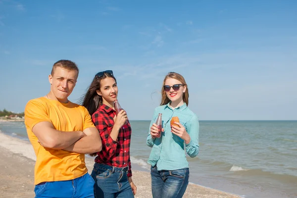 Heureux jeune homme joyeux et les filles — Photo