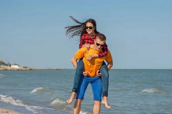 Jovem feliz alegre cara e menina — Fotografia de Stock