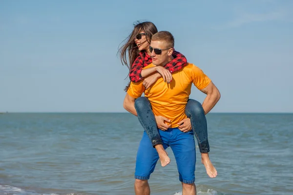 Jovem feliz alegre cara e menina — Fotografia de Stock