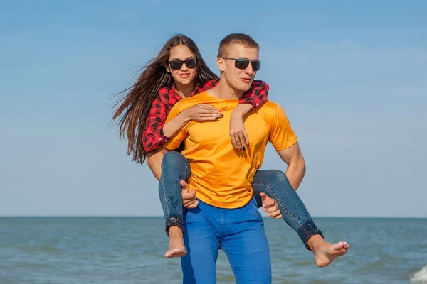 Jovem feliz alegre cara e menina — Fotografia de Stock