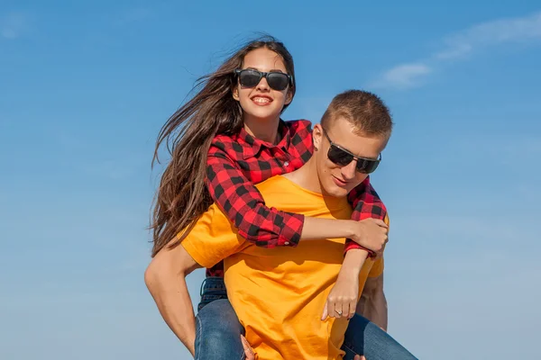 Felice giovane ragazzo gioioso e ragazza — Foto Stock