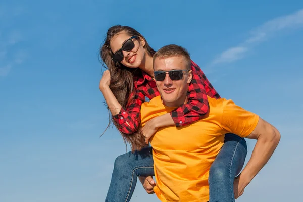 Gelukkig jonge vrolijke jongen en meisje — Stockfoto