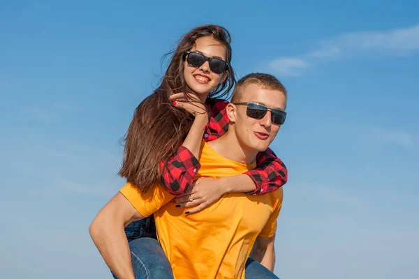 Jovem feliz alegre cara e menina — Fotografia de Stock