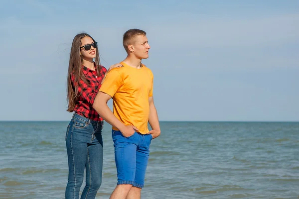 Jovem feliz alegre cara e menina — Fotografia de Stock