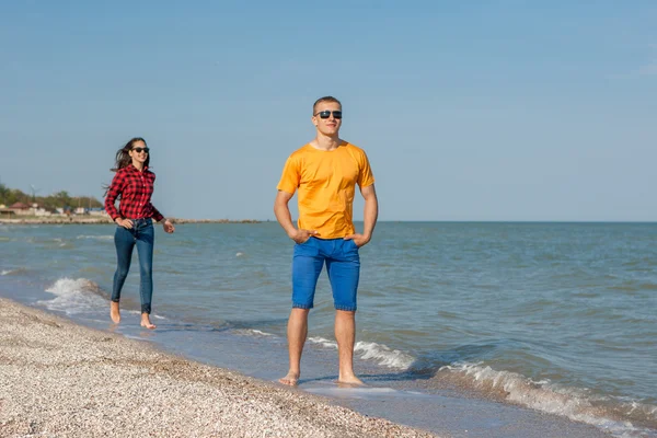 Jovem feliz alegre cara e menina — Fotografia de Stock