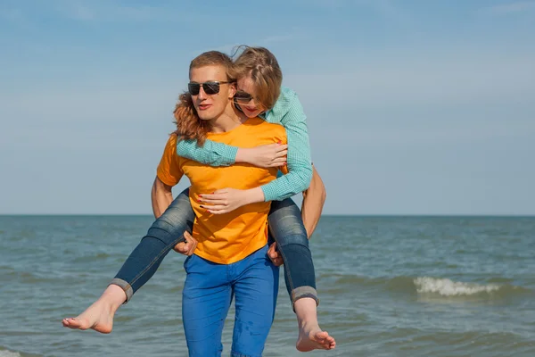 Jovem feliz alegre cara e menina — Fotografia de Stock