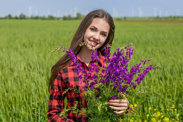 Beautiful girl on field with wildflowers — Stock Photo, Image